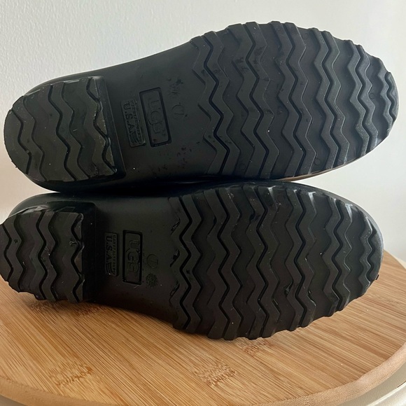 LIKE NEW! UGG WOMEN'S SHELBY MATTE BOOTS - Size 7 - Color Black - EUC - Picture 6 of 6